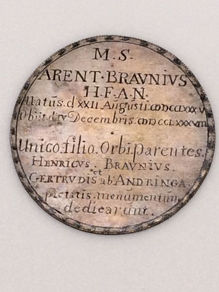 M.S.
Arent Bravnius
H.F.A.N.
Natus d XXII augusti MDCCC LXXXV
Obiit d IV decembris MDCCC LXXXVIII

Unico filio orbi parentes Henricvs Bravnivs  Gertrvdis ab Andringa 
pietatis monumentum dedicarum