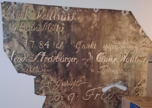 Durk Velthuis
als bouwmester

1784 is gedekt worden deese tooren

Hendk Strasburger & Claas Wouters 
Blikslager & timermam

en geverft
Georg Fred Las 