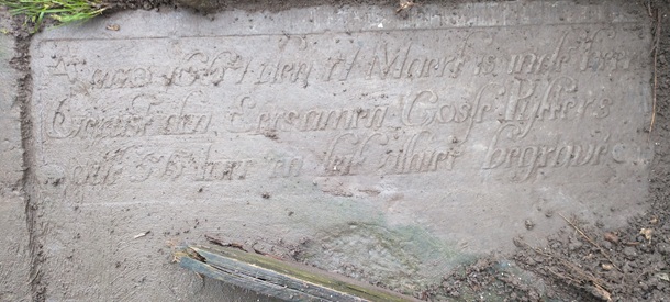 Anno 1661 den 11 maert is in de heere gerust den eersamen Gosse Pijtters out 56 iaer en leit alhier begrave