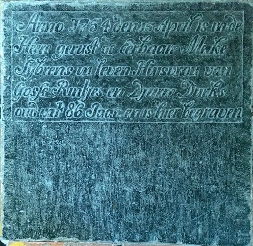 Anno 1754 den 15 april is in de heere gerust de eerbaare Meike Sybrens in leven huisvrou van Gosse Rintjes en Djurre Durks oud int 86 jaar en is hier begraven