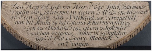 Den hoog wel geboren heer jr. Epo Sjuck Burmania Vegilin van Claarbergen in leeven i.u.dr. en advocaat voor den hove van Vrieslandt && verongelukt bij het eijlandt Schiermonnikoog den 29 augustus 1789  en den 3 september daar aan volgende alhier in de grafkelder bijgezet oudt 19 iaar en 9 maanden en 7 dagen
