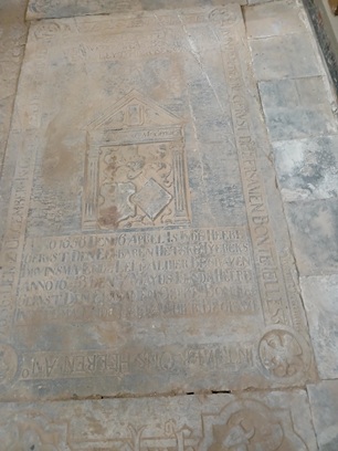 Ano 1625 den 1 martys is in den heere gervst de eersamen Bonte Iellesz leit hier begrauen
Int iaer ons heeren ano 1636 den 2 december is gestvrven den eerbaren Iaets Wpkes dochter naegelaten wedovwe va Bonte Iellesz ende ley hier begraven
Nascendo morimvr
Anno 1658 den 16 aprel is in den heere gervst den eerbaren Hetske Tyercks Brvinsma ende leit alhier begraven
Anno 1658 den 7 mayus is in den heere gervst den eersamen Oepke Bontes Inttema ende leit alhier begraven Ano 1625 den 1 martys is in den heere gervst de eersamen Bonte Iellesz leit hier begrauen
Int iaer ons heeren ano 1636 den 2 december is gestvrven den eerbaren Iaets Wpkes dochter naegelaten wedovwe va Bonte Iellesz ende ley hier begraven
Nascendo morimvr
Anno 1658 den 16 aprel is in den heere gervst den eerbaren Hetske Tyercks Brvinsma ende leit alhier begraven
Anno 1658 den 7 mayus is in den heere gervst den eersamen Oepke Bontes Inttema ende leit alhier begraven