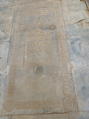 Ano 1607 den 7 maj is in de heer ghervst de eersamen Ielle Epis h begrave
Ano 1626 de 28 avgvsty is in den heere ghervst die eerbare Lievck Bonte dr die hvysvrov van Ielle Epis en leit hier begraven
Nascendo morimvr Ano 1607 den 7 maj is in de heer ghervst de eersamen Ielle Epis h begrave
Ano 1626 de 28 avgvsty is in den heere ghervst die eerbare Lievck Bonte dr die hvysvrov van Ielle Epis en leit hier begraven
Nascendo morimvr