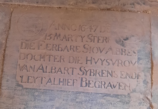 Anno 1647 de 15 marty sterf die eerbare Siov Abbes dochter die hvysvrov van Albart Sybrens ende leyt alhier begraven Anno 1647 de 15 marty sterf die eerbare Siov Abbes dochter die hvysvrov van Albart Sybrens ende leyt alhier begraven