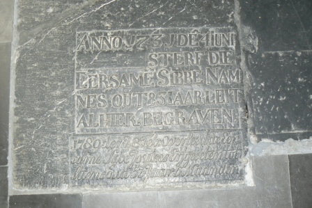 In den iaere 1684 snachts te een uyr by stil weder is de toorn van Wynaem ingestort ende in den iaere 1685 door den heer grietman Iohan van Goslinga en den raedt fiscael Saco van Idsinga als kerkckvooghd weder herbout
